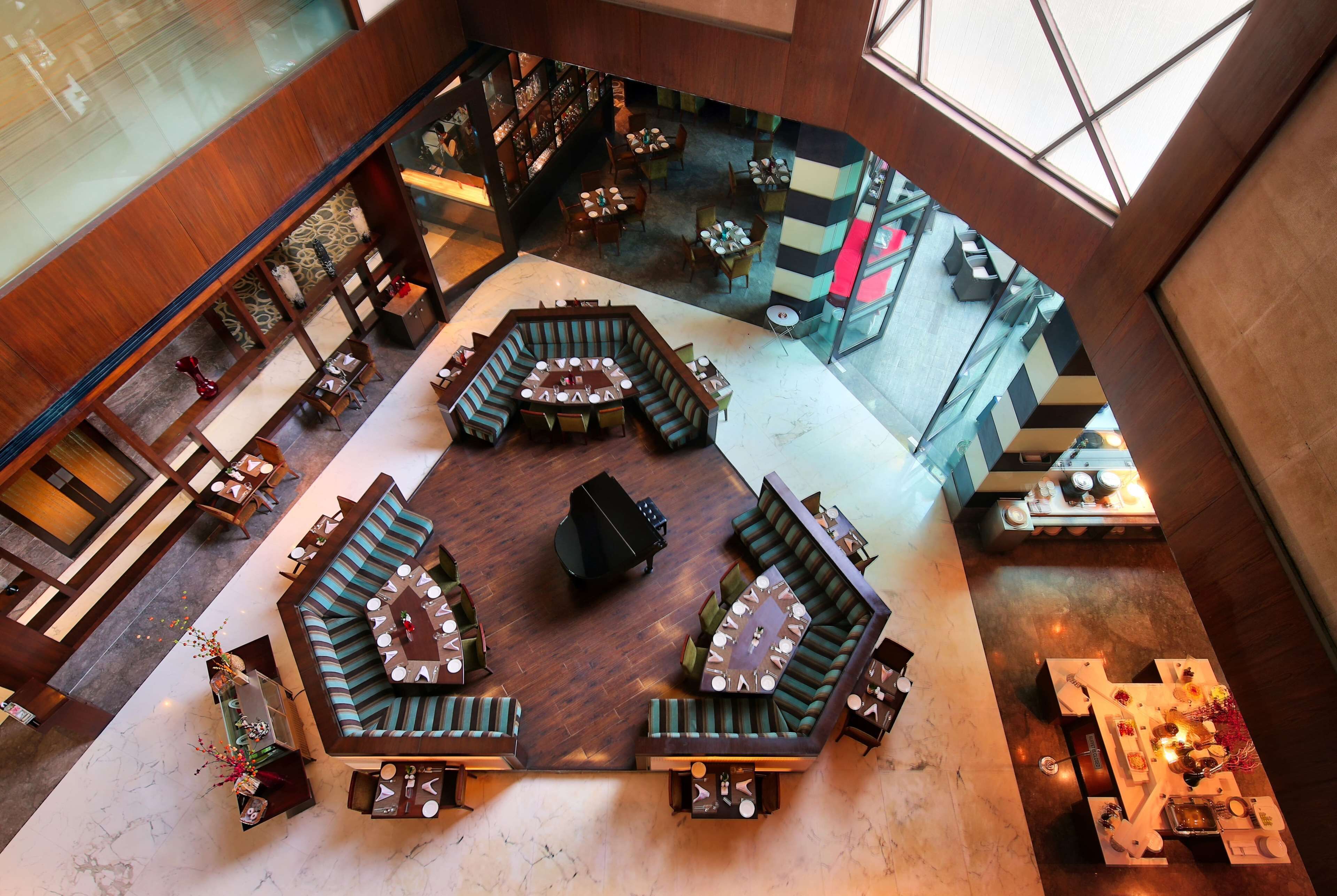 تقديم الإفطار والغداء والعشاء