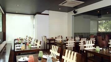 Daily buffet breakfast (INR 1400 per person)