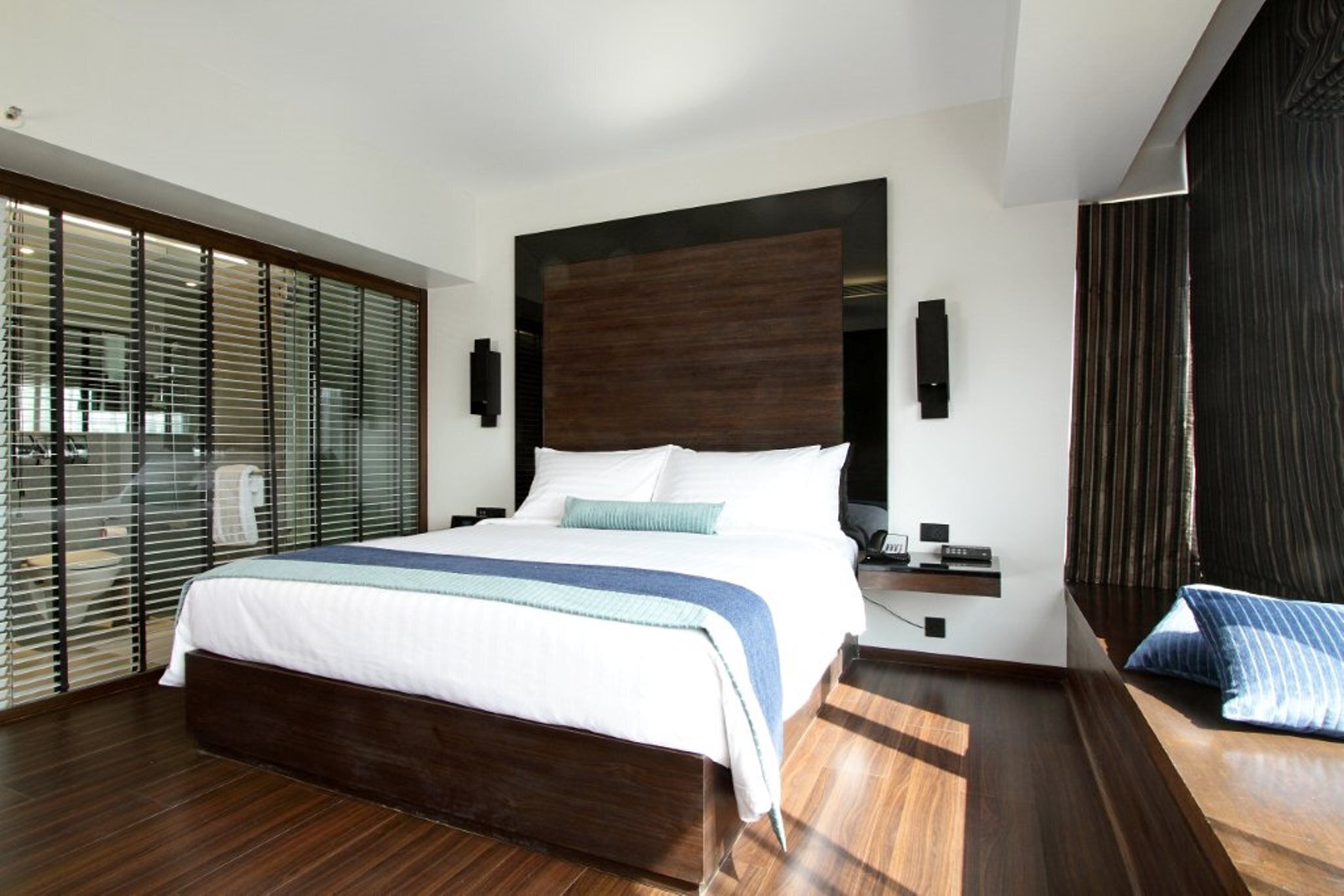 Peralatan tempat tidur premium, bar mini, peti besi dalam bilik, meja 