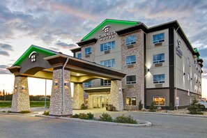 A hotel with a modern design, featuring a prominent entrance with a covered walkway and stone pillars. - Tisdale Canalta Hotel (Tisdale)