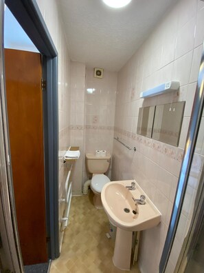 Zweibettzimmer, mit Bad | Badezimmer