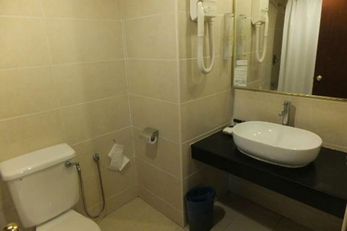 Bathroom | Free toiletries, hair dryer, bidet, towels