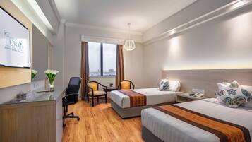 Superior Twin Room -Newly Renovated | Escritorio, tabla de planchar con plancha, wifi gratis
