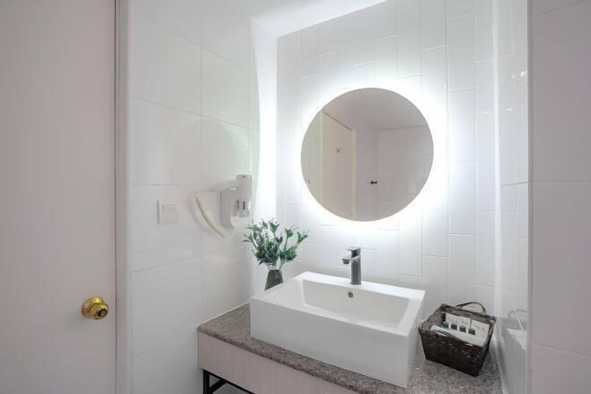 Articles de toilette gratuits, sèche-cheveux, bidet, serviettes fournies