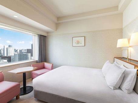 Classic Room with 1 king bed, City side | In-room safe, desk, blackout drapes, iron/ironing board