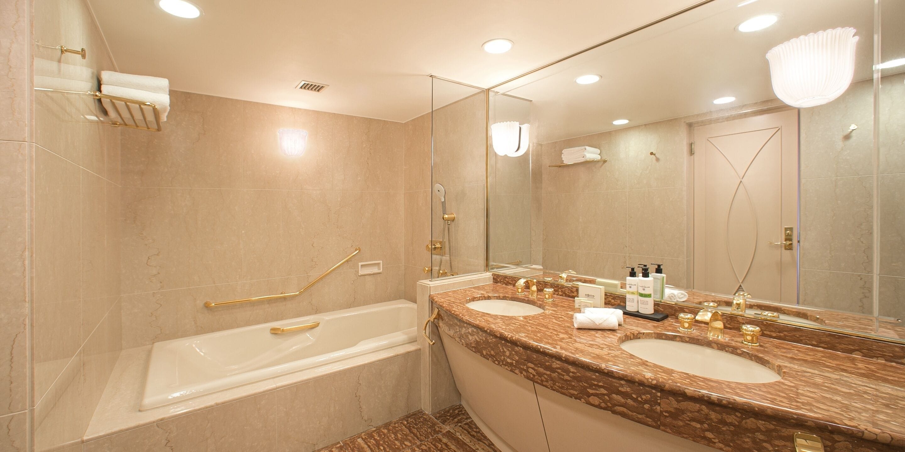 deluxe suite, 2 double beds | bathroom | combined shower/bathtub, deep-soaking bathtub, free toiletries