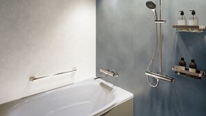 Kombination af bruser/badekar, dybe badekar, gratis toiletartikler