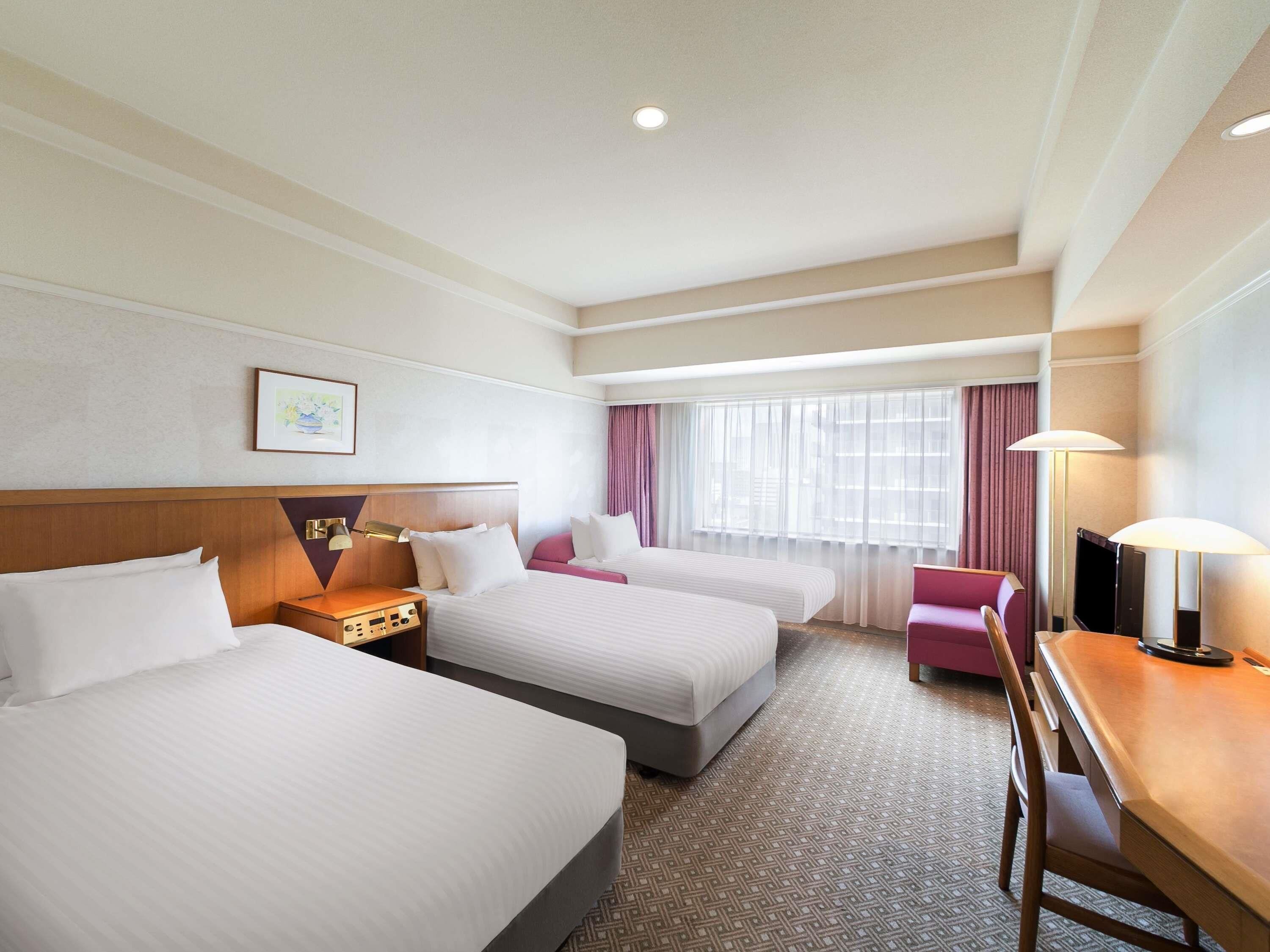 Habitación clásica, varias camas | Caja de seguridad en la habitación, escritorio y cortinas blackout 