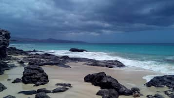 Una spiaggia nelle vicinanze