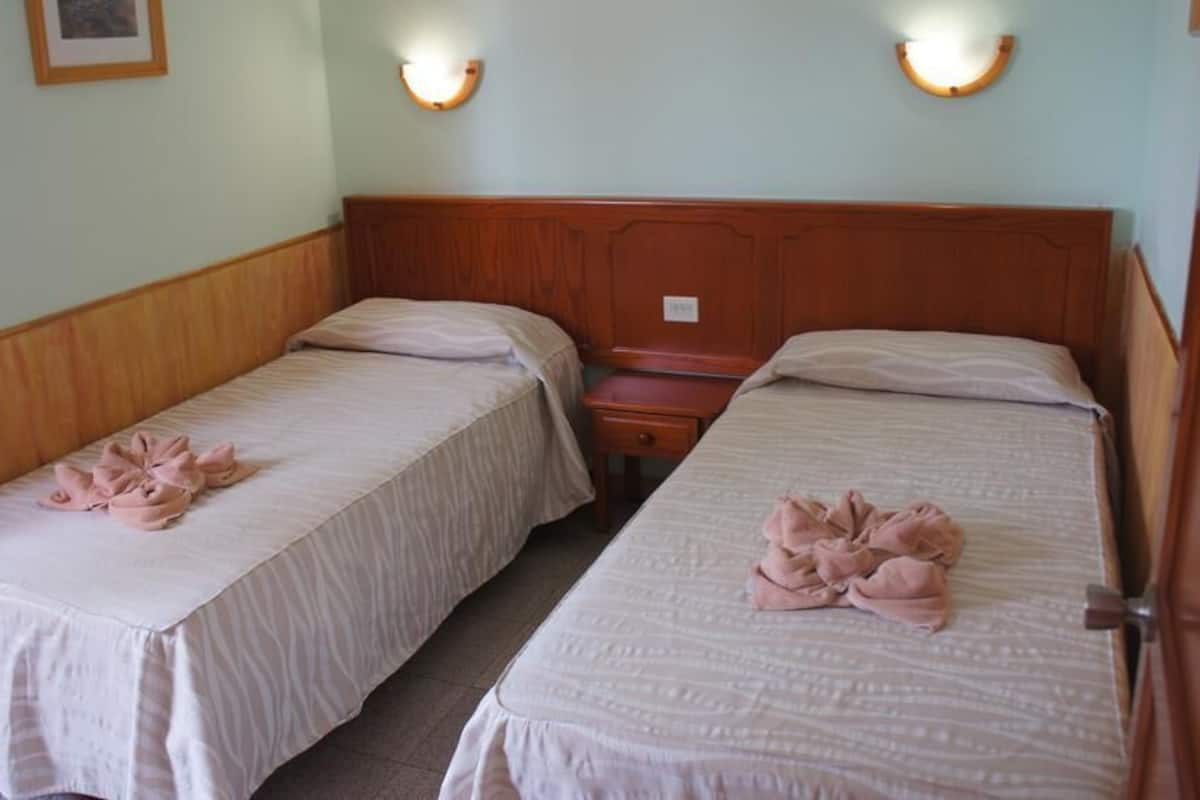 1 bedroom, in-room safe, WiFi (free), bed sheets