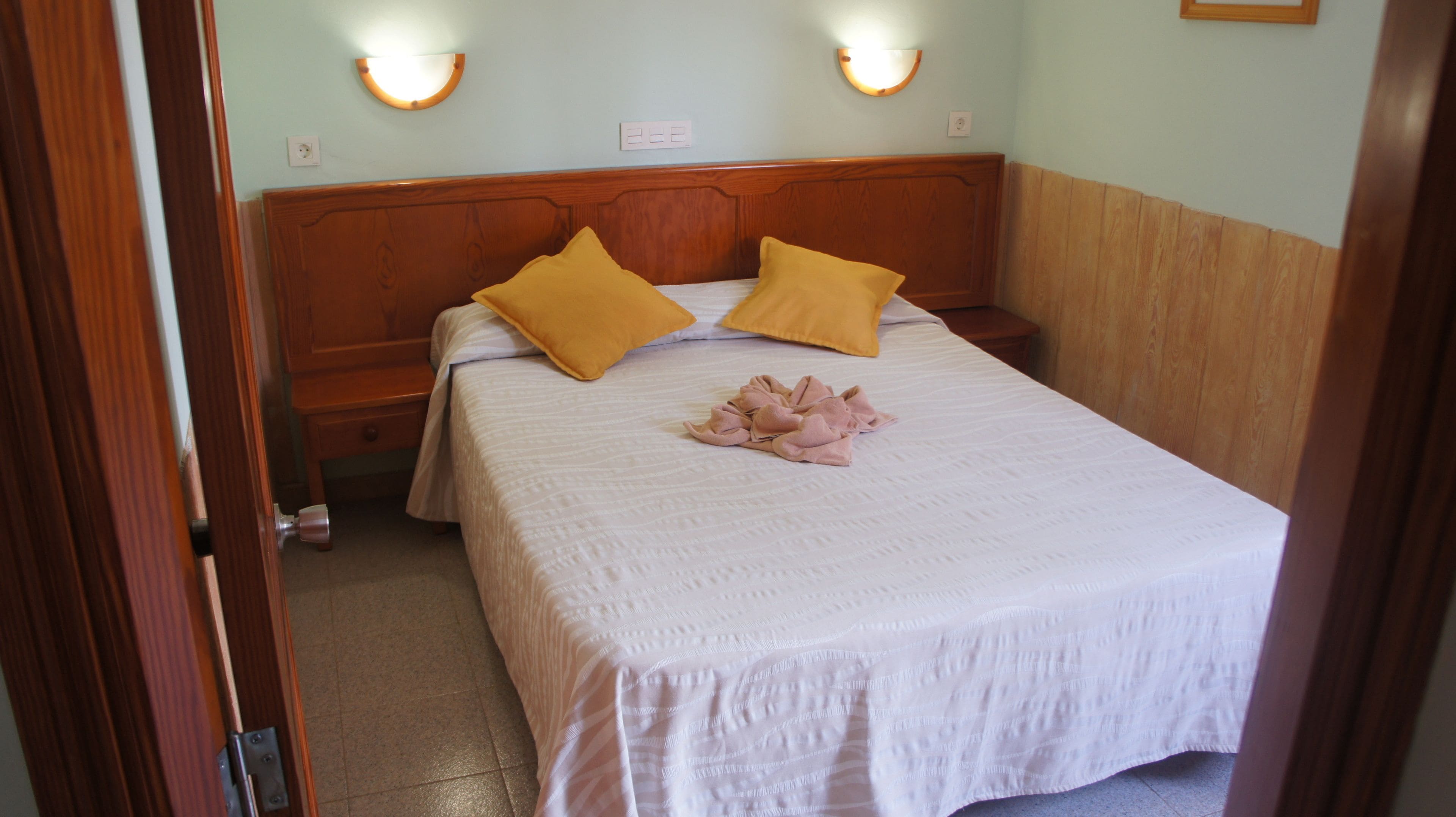 in-room safe, free wifi, bed sheets