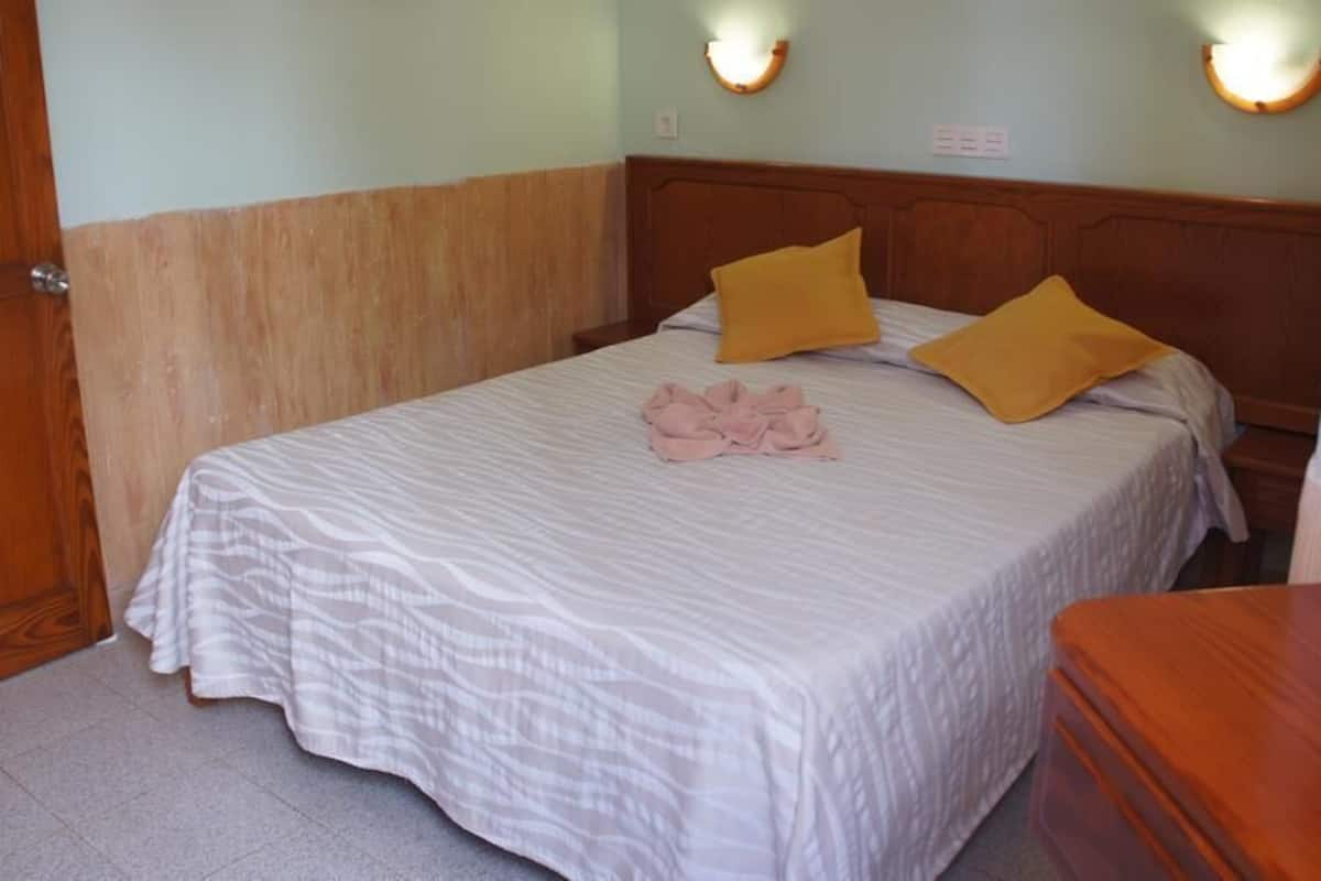 1 bedroom, in-room safe, WiFi (free), bed sheets