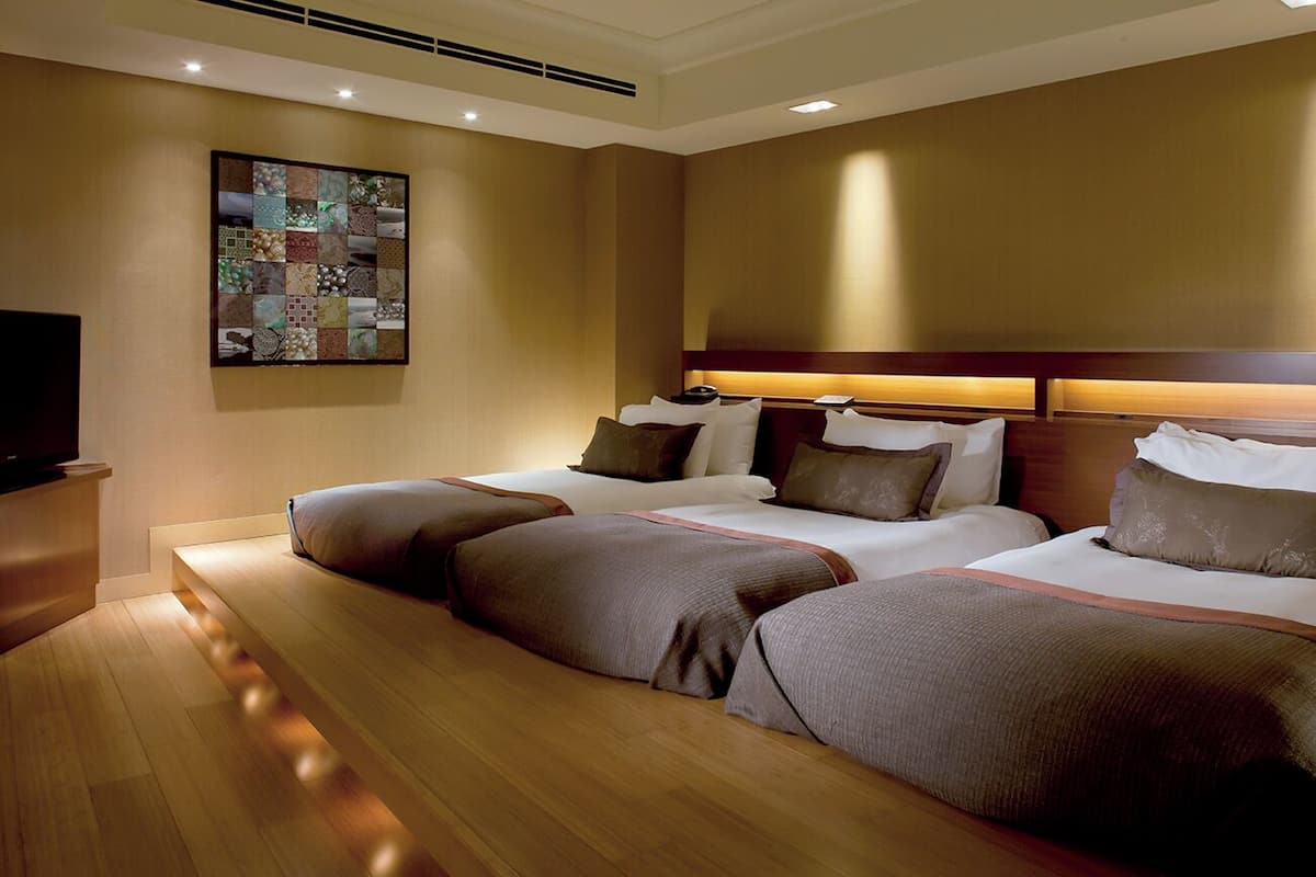 Copriletto in piuma, minibar, una cassaforte in camera