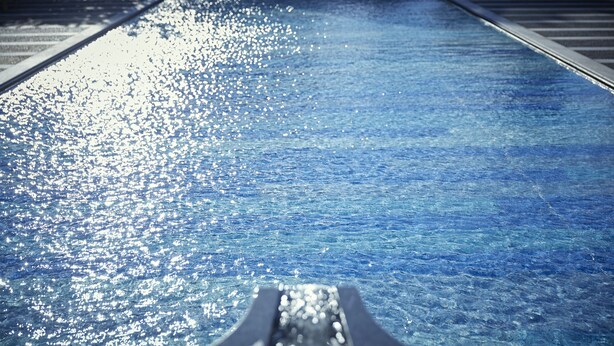 A pool with a clear water surface reflecting sunlight. - Shima Kanko Hotel The Bay Suites (Shima)