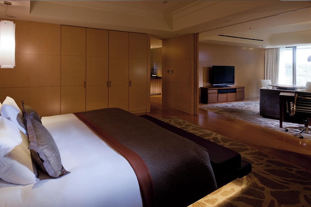 Copriletto in piuma, minibar, una cassaforte in camera