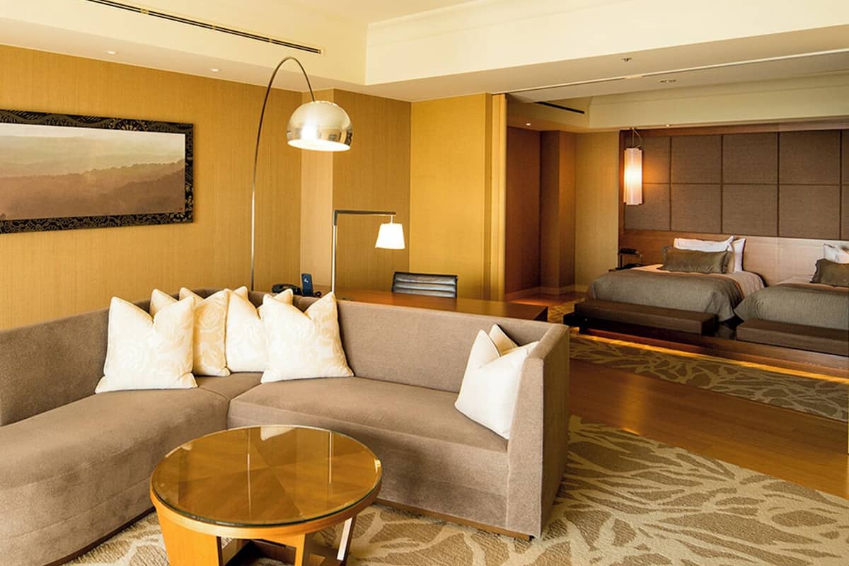 ألحفة محشوة بالريش وميني بار وخزنة داخل الغرفة وطراز فريد لكل وحدة