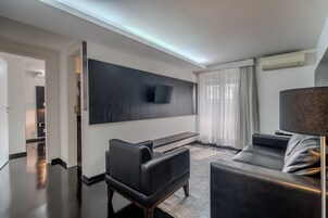 Suíte luxo, 1 cama de casal | Frigobar, cofres nos quartos, escrivaninha, cortinas blackout