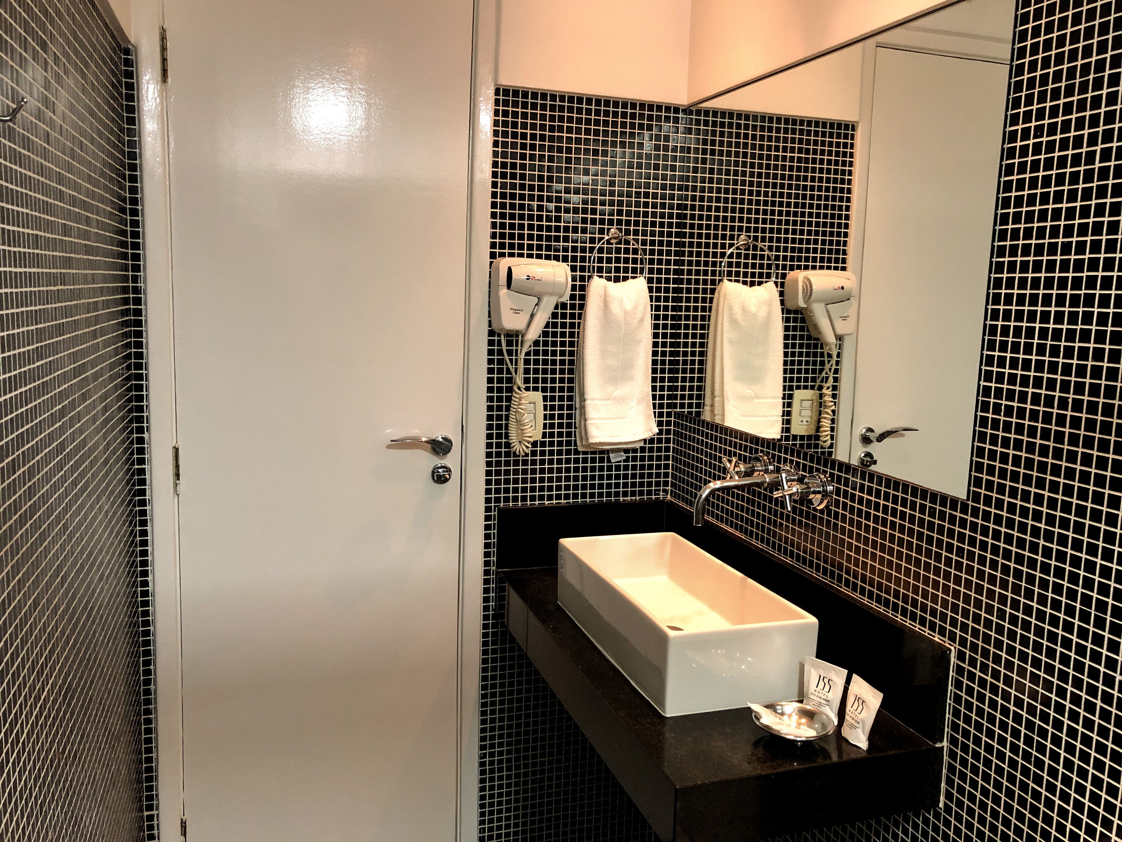 deluxe suite, 1 double bed | bathroom sink