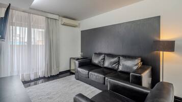 Suíte luxo, 1 cama de casal | Área de estar | TV 32 polegadas com canais digitais