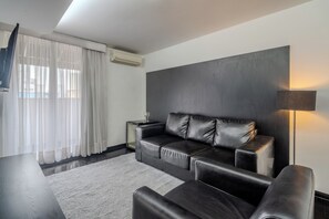 Deluxe Suite, 1 Double Bed | Living area | 32-inch TV with digital channels - 155 Hotel (São Paulo)
