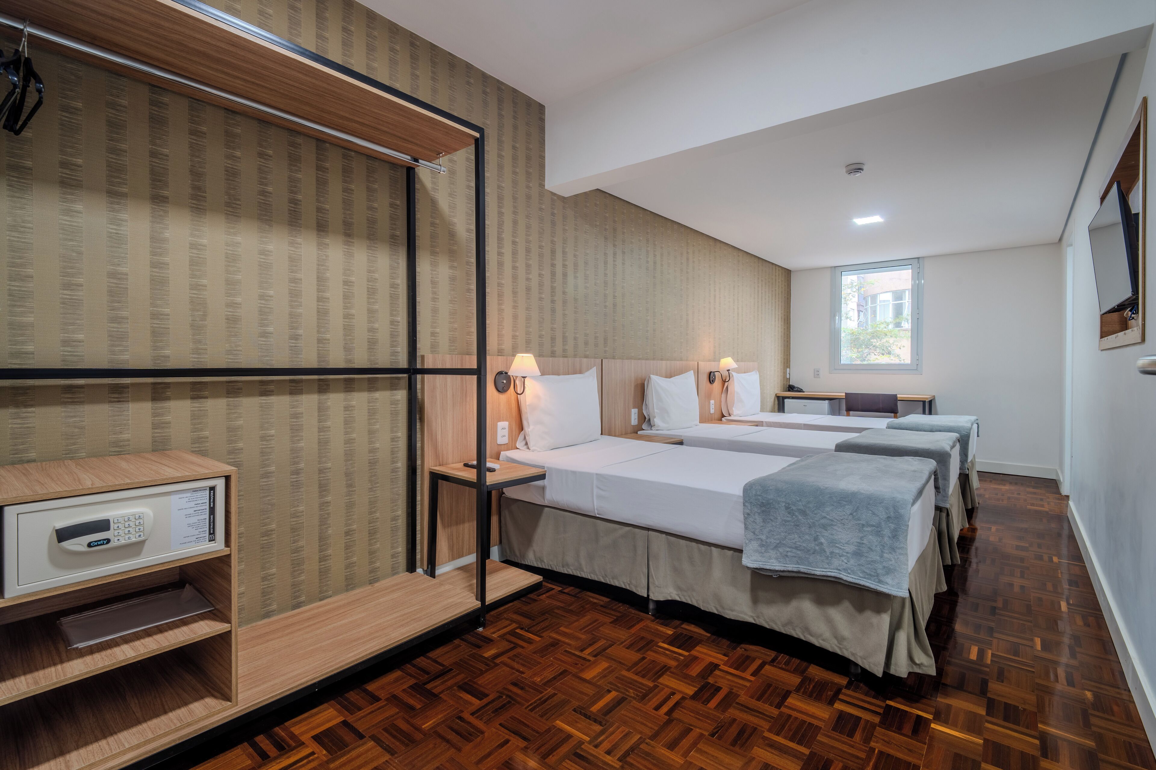standard triple room | 1 bedroom, minibar, in-room safe, desk