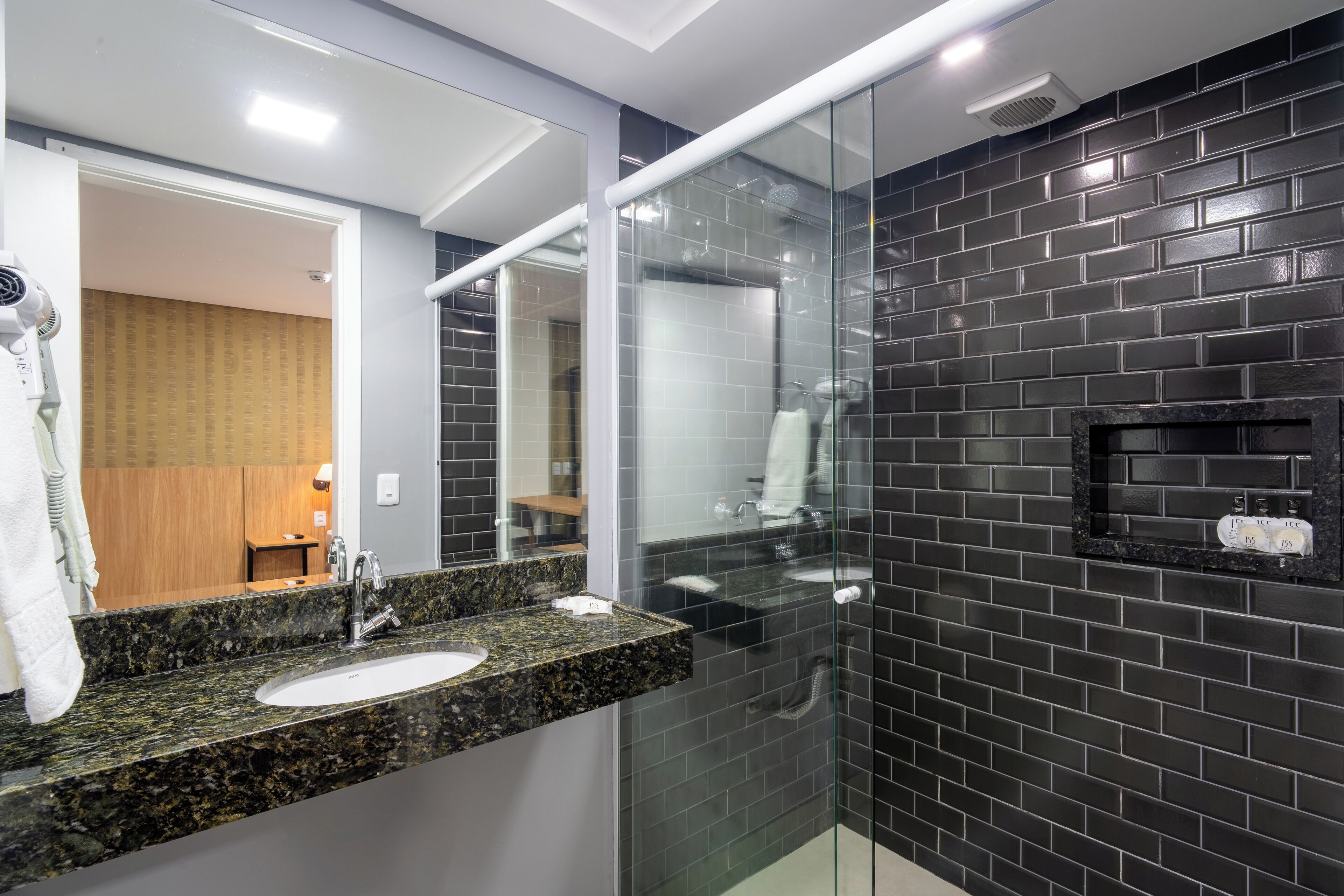 standard triple room | 1 bedroom, minibar, in-room safe, desk