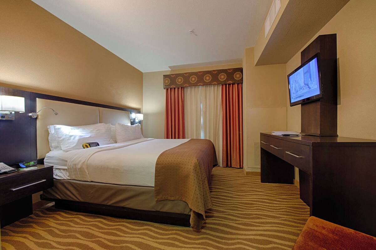 Premium bedding, in-room safe, desk, laptop workspace