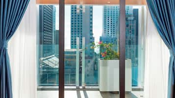 Habitación Premium doble, balcón, vistas a la ciudad | 1 dormitorio, sábanas de algodón egipcio, ropa de cama de alta calidad