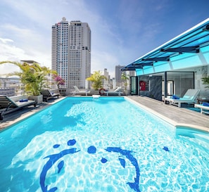 Utomhuspool, pool på takterrassen, parasoller och solstolar