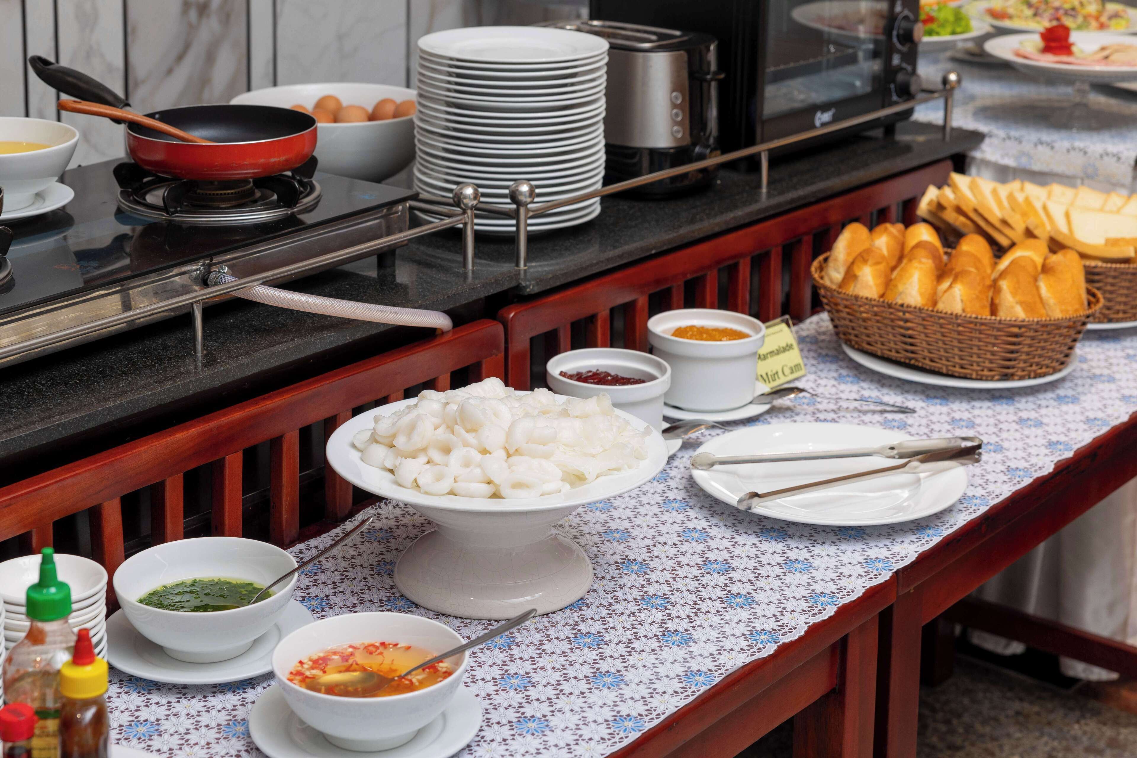 Montaje de bufé con diversos alimentos y salsas.