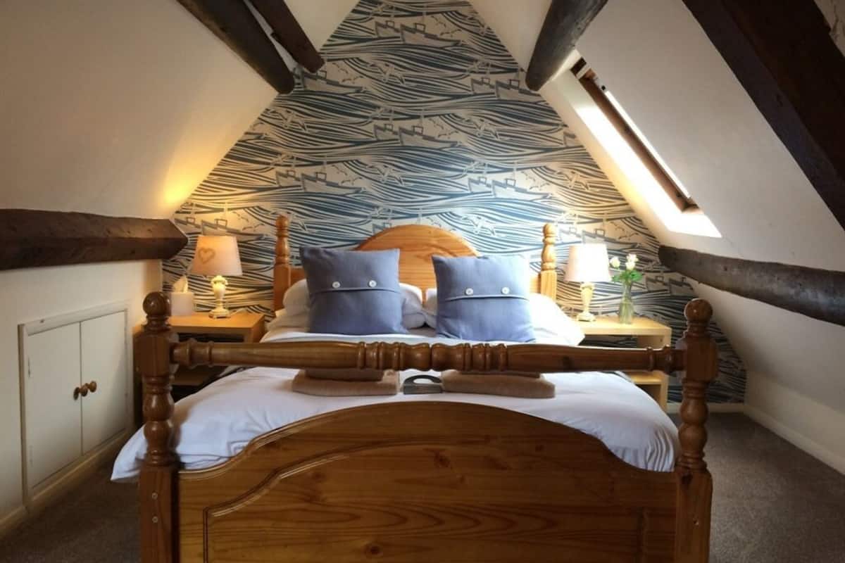Double Room, Private Bathroom (Jade Attic)