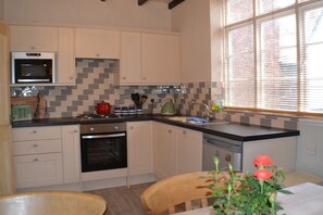 Hus - privat badrum | Eget kök