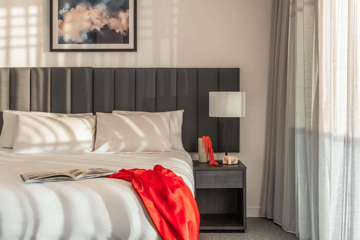 2 bedrooms, minibar, in-room safe, desk