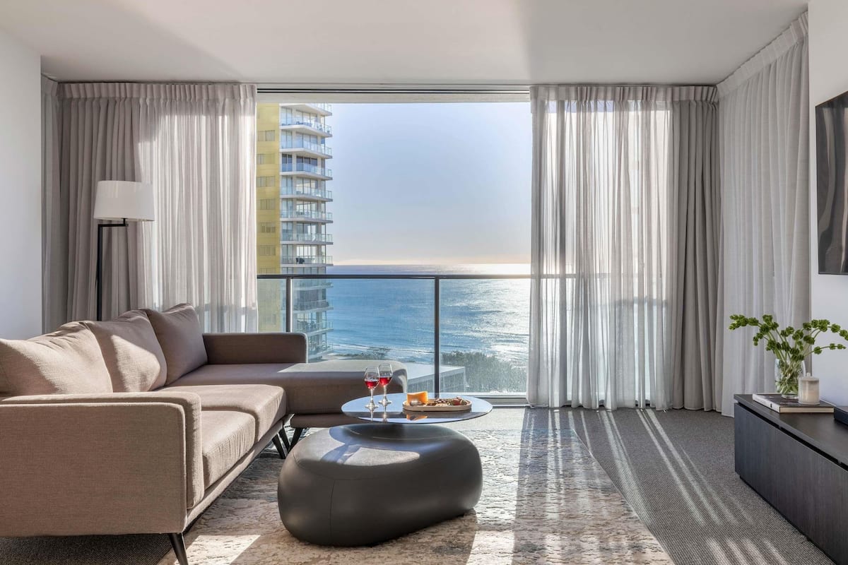 Suite, 2 habitaciones (Ocean) | Minibar, caja de seguridad en la habitación y escritorio