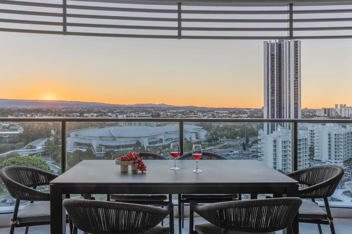 Suite, 2 habitaciones | Minibar, caja de seguridad en la habitación y escritorio