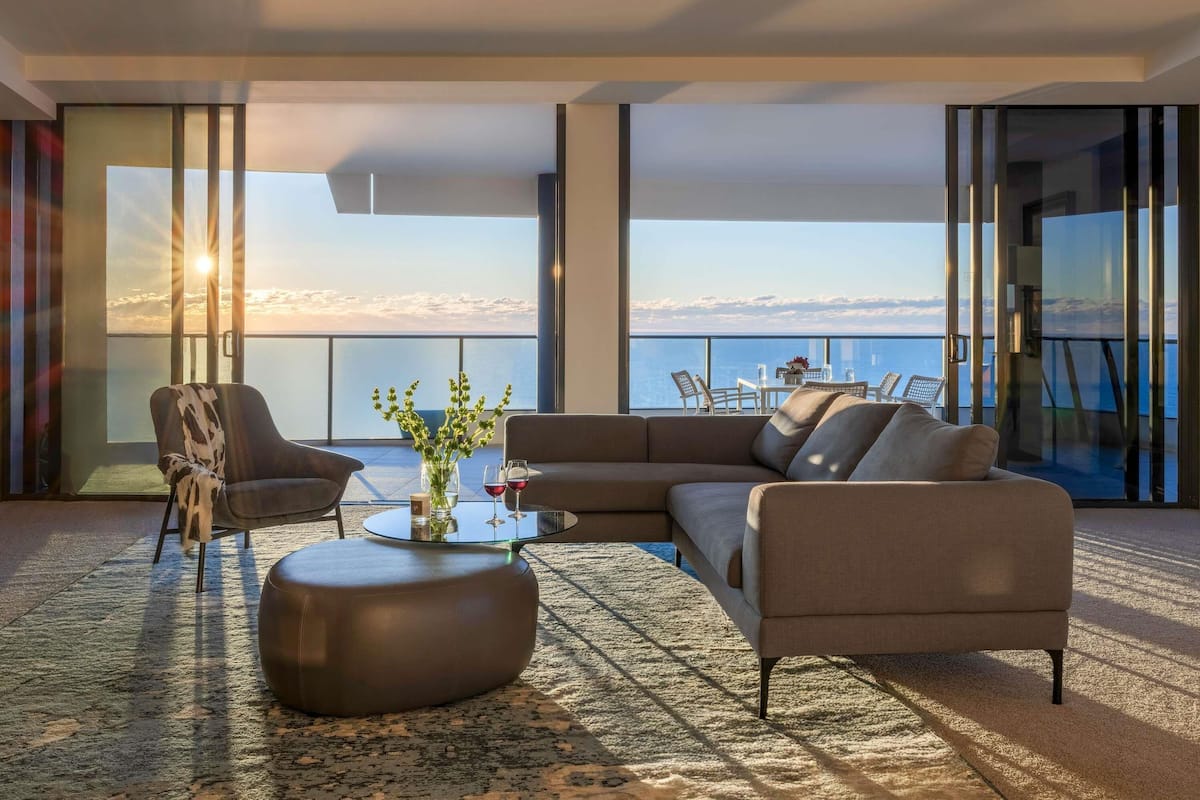 Rom, 3 soverom (Sky Home) | Minibar, safe på rommet, skrivebord og blendingsgardiner