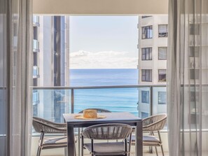 Minibar, coffres-forts dans les chambres, bureau, rideaux occultants