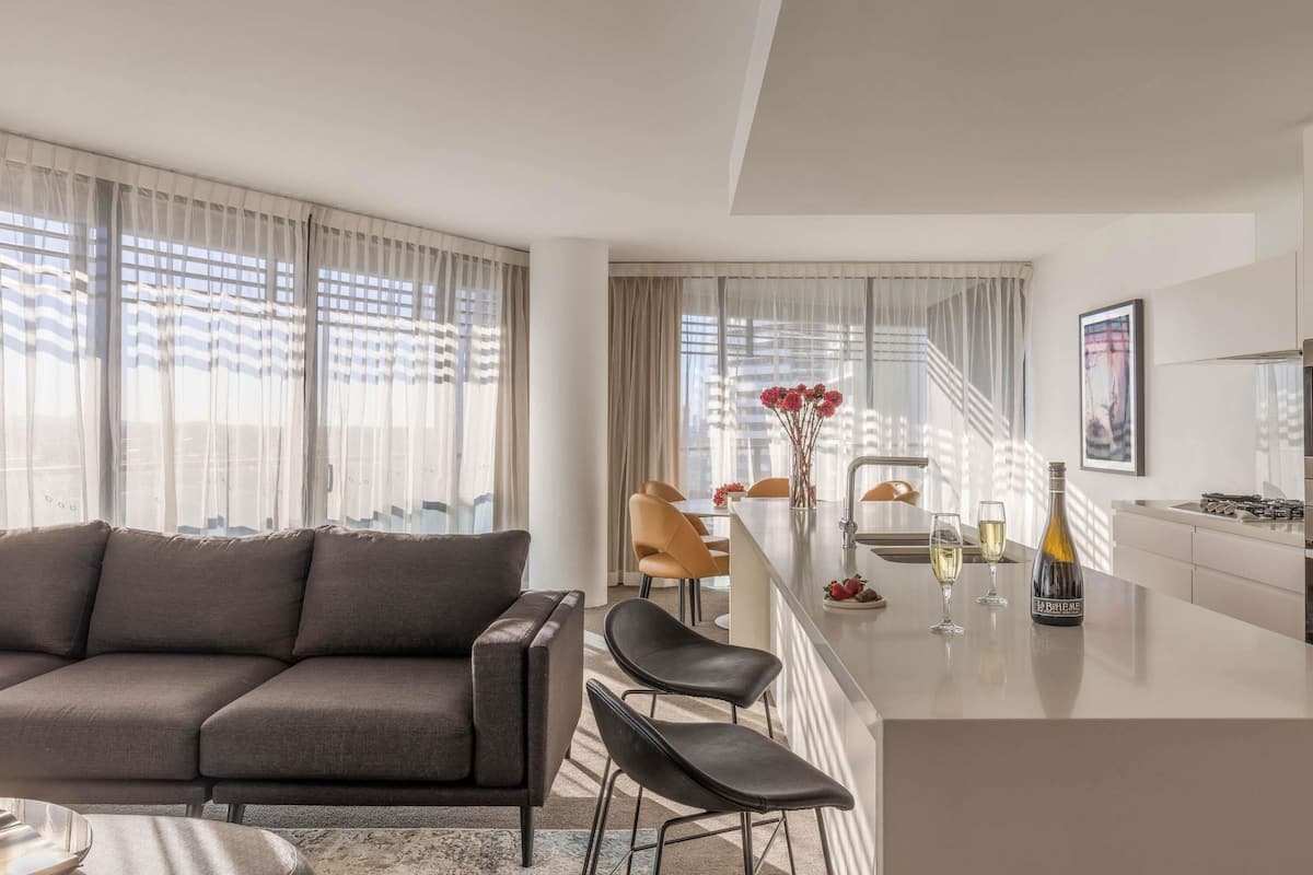 Suite, 2 habitaciones | 2 habitaciones, minibar y caja de seguridad en la habitación