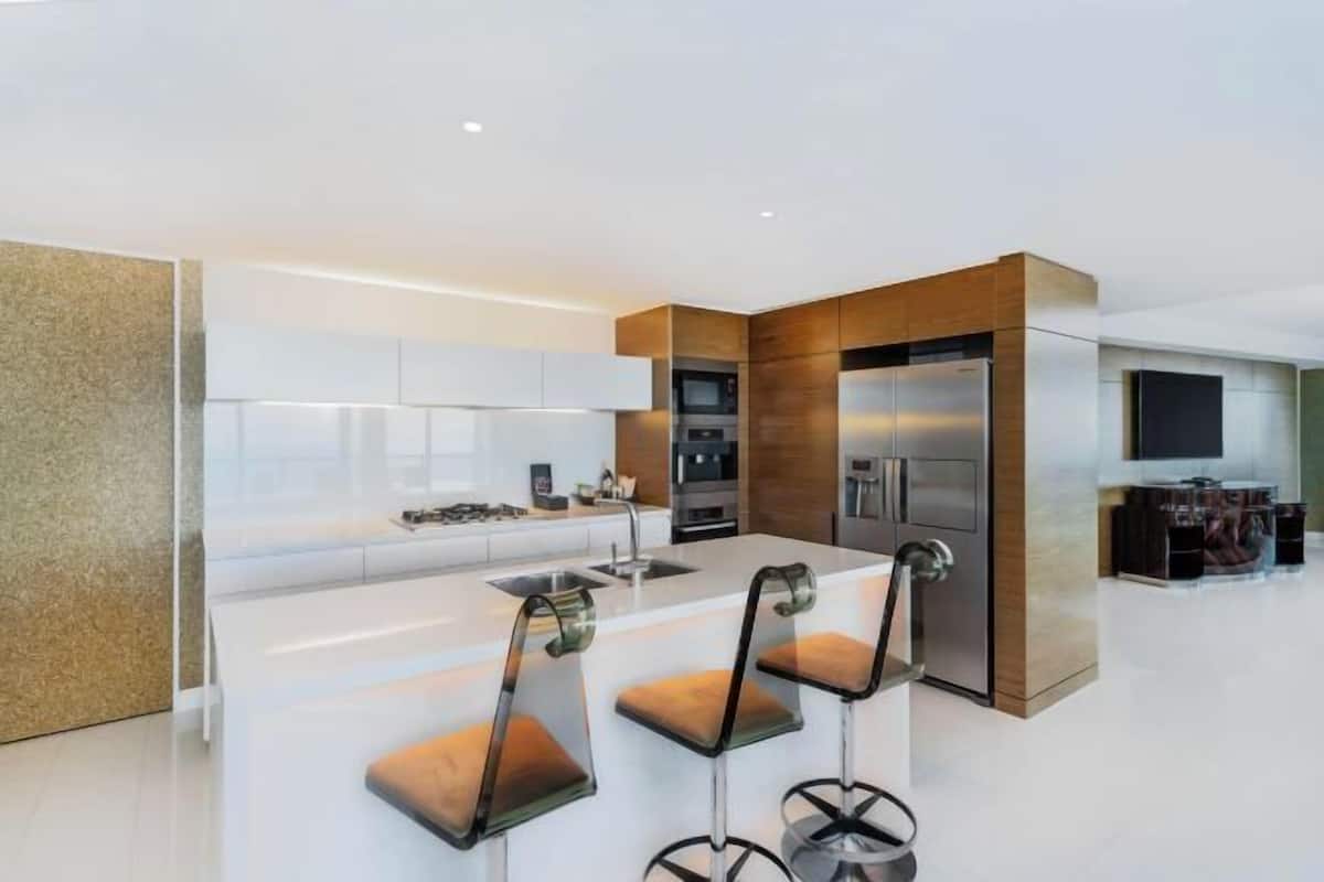 Private kitchen | Full-size fridge, microwave, stovetop, dishwasher