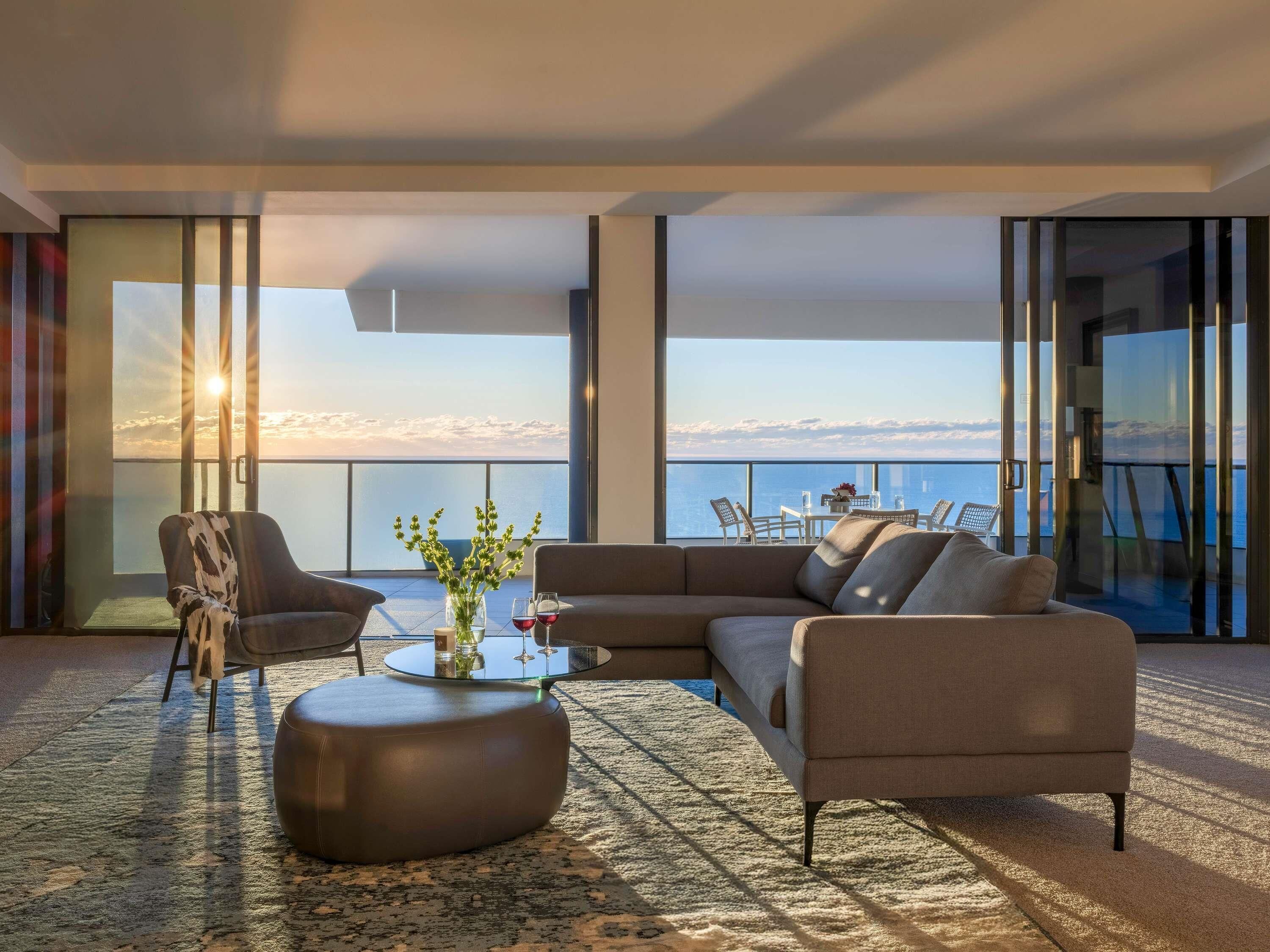 Værelse - 3 soveværelser (Sky Home) | Minibar, pengeskab på værelset, skrivebord, mørklægningsgardiner