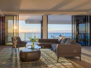 Minibar, coffres-forts dans les chambres, bureau, rideaux occultants