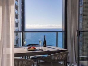 Minibar, caja de seguridad en la habitación y escritorio