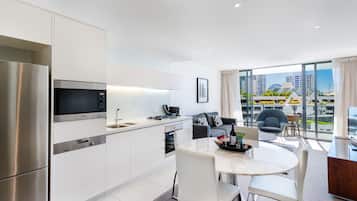 Full-size fridge, microwave, stovetop, dishwasher