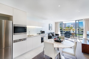 Full-size fridge, microwave, stovetop, dishwasher - Peppers Broadbeach (Broadbeach)