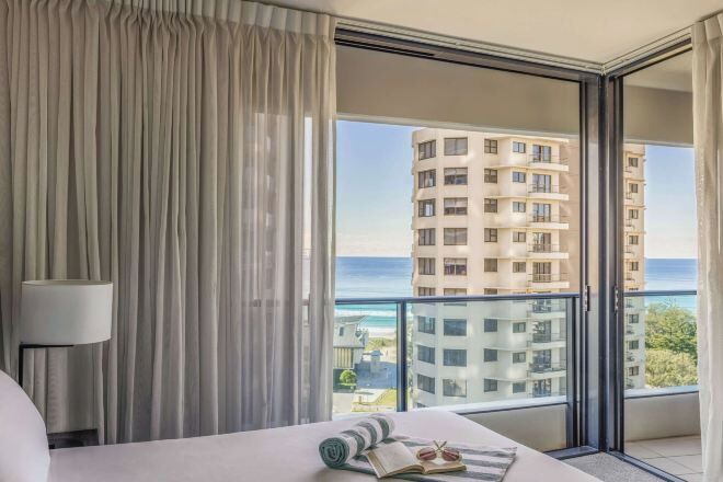 Minibaari, tallelokero huoneessa, työpöytä, pimennysverhot