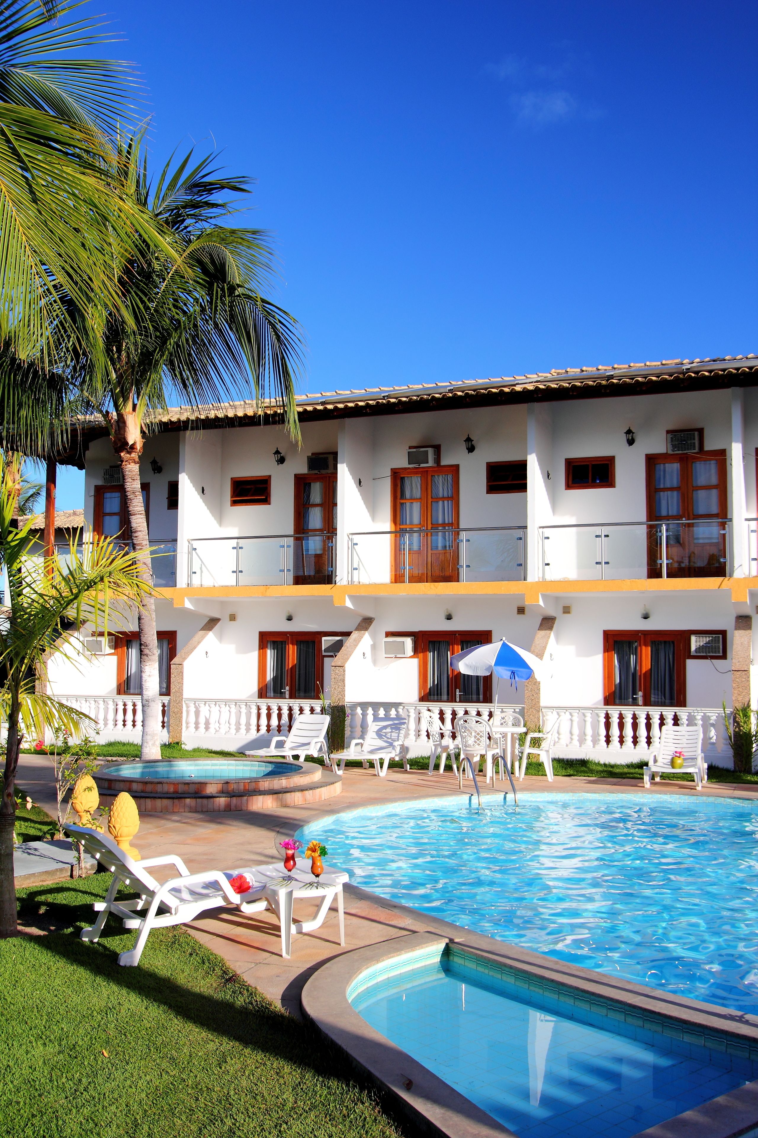 室外游泳池，池畔遮阳伞，日光浴躺椅