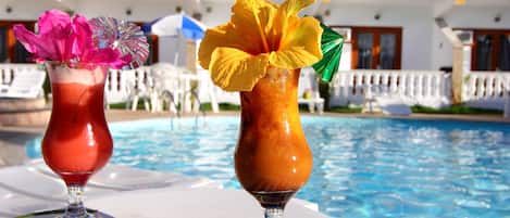 Outdoor pool, pool umbrellas, sun loungers