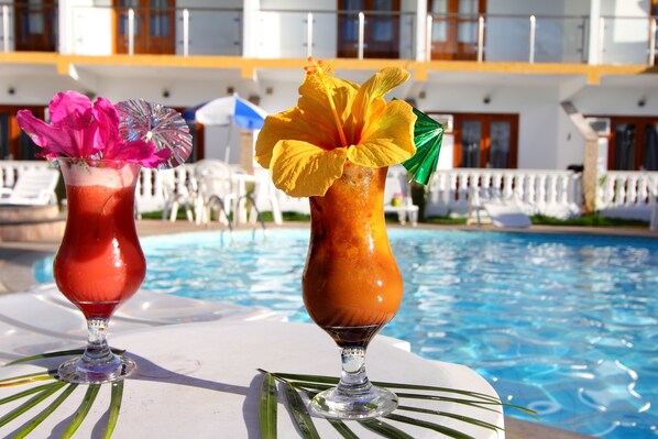 Outdoor pool, pool umbrellas, sun loungers