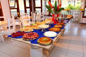 Café da manhã com buffet grátis todos os dias