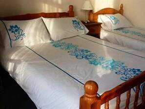 Family Triple Room, Ensuite | Iron/ironing board, free WiFi